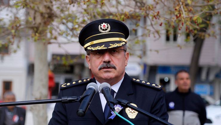 Emniyet müdürü trafikte telefonla konuşan kızına ceza yazan trafik polisini ödüllendirdi