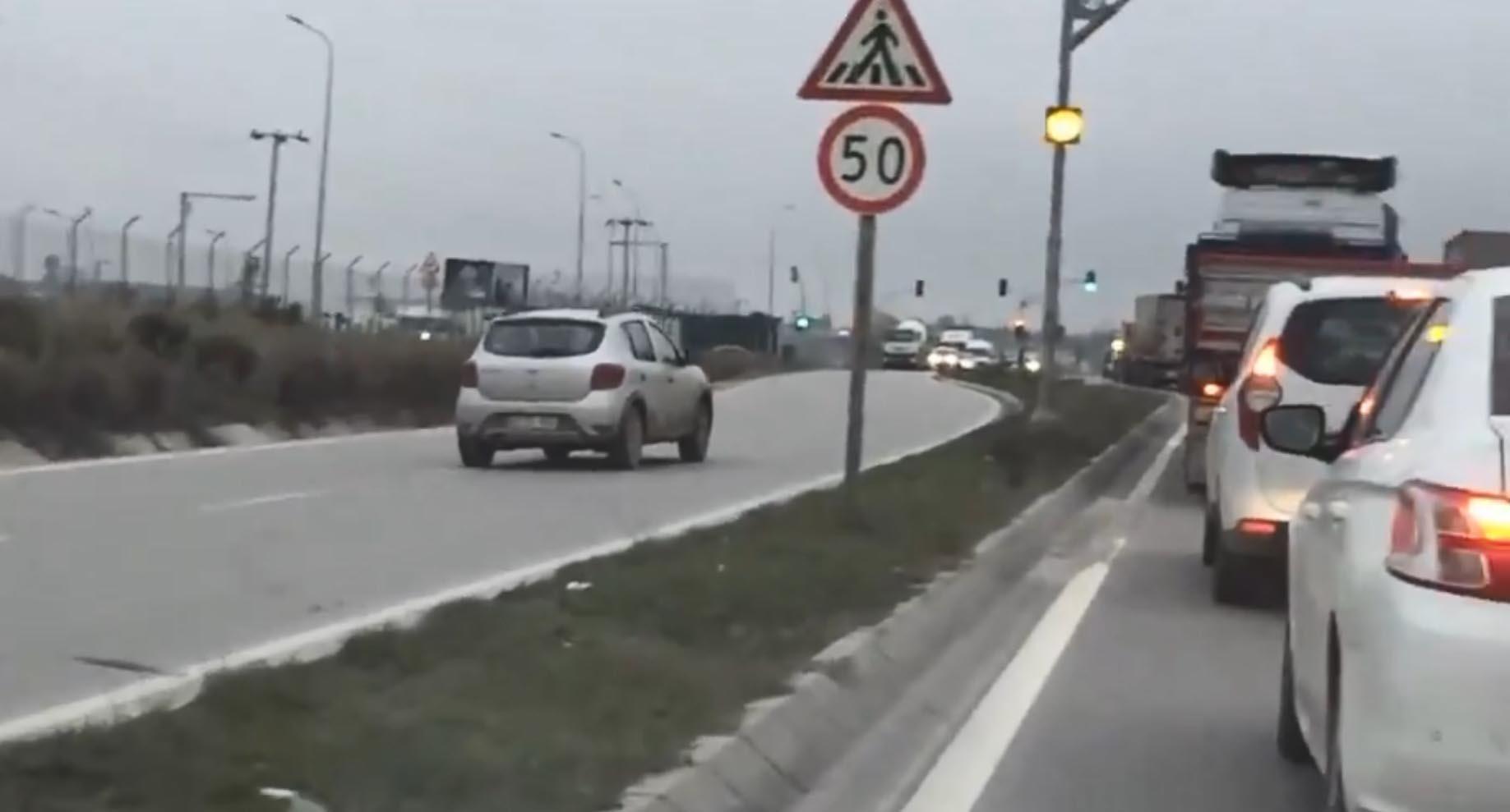 Gebze'de ışıklarda beklemek istemeyen sürücünün yarattığı tehlike