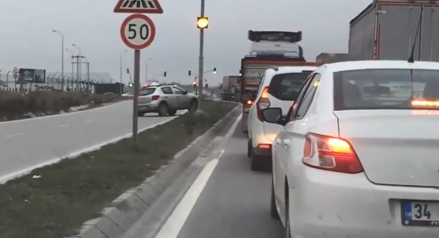 Gebze'de ışıklarda beklemek istemeyen sürücünün yarattığı tehlike