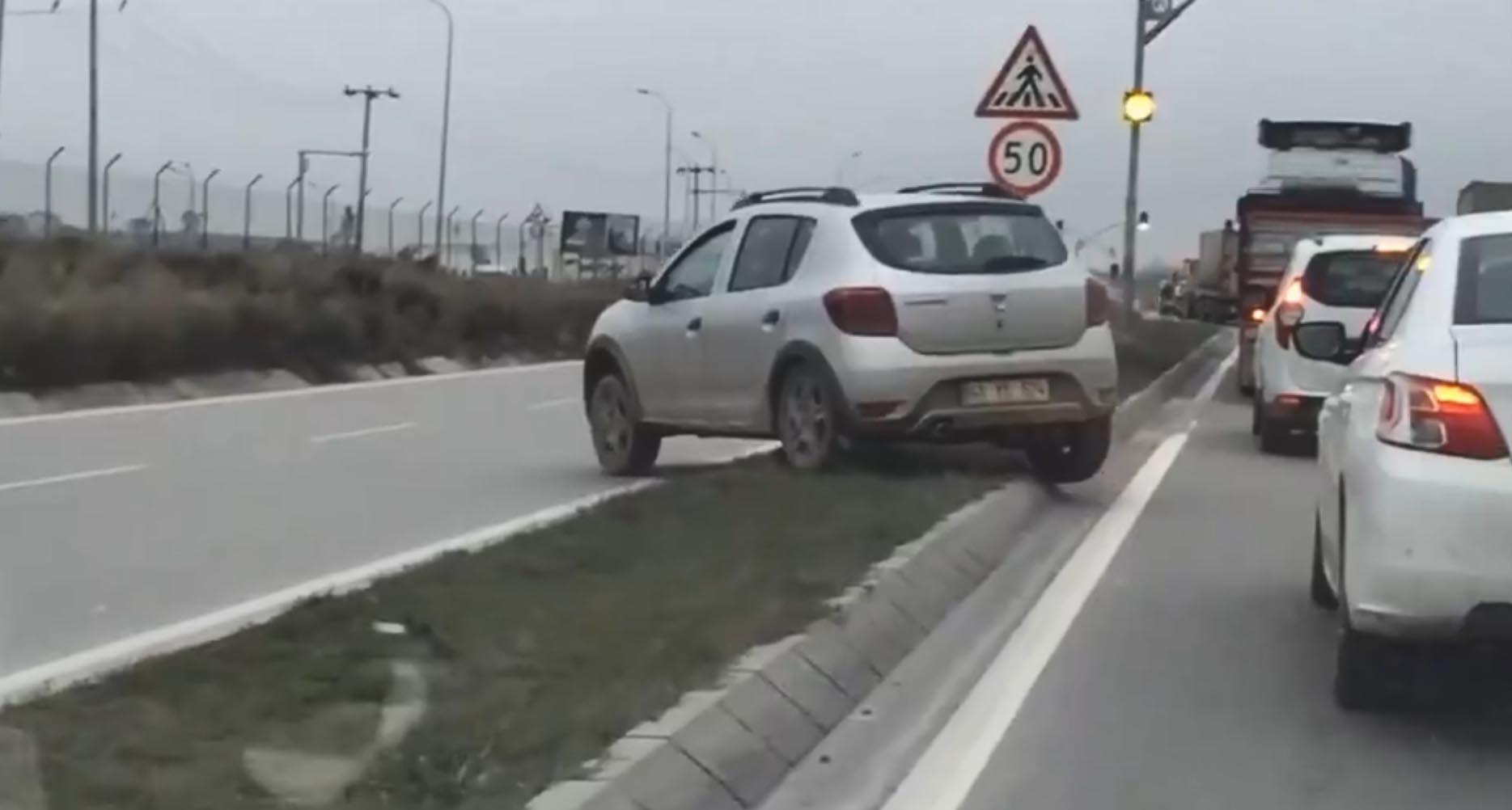 Gebze'de ışıklarda beklemek istemeyen sürücünün yarattığı tehlike