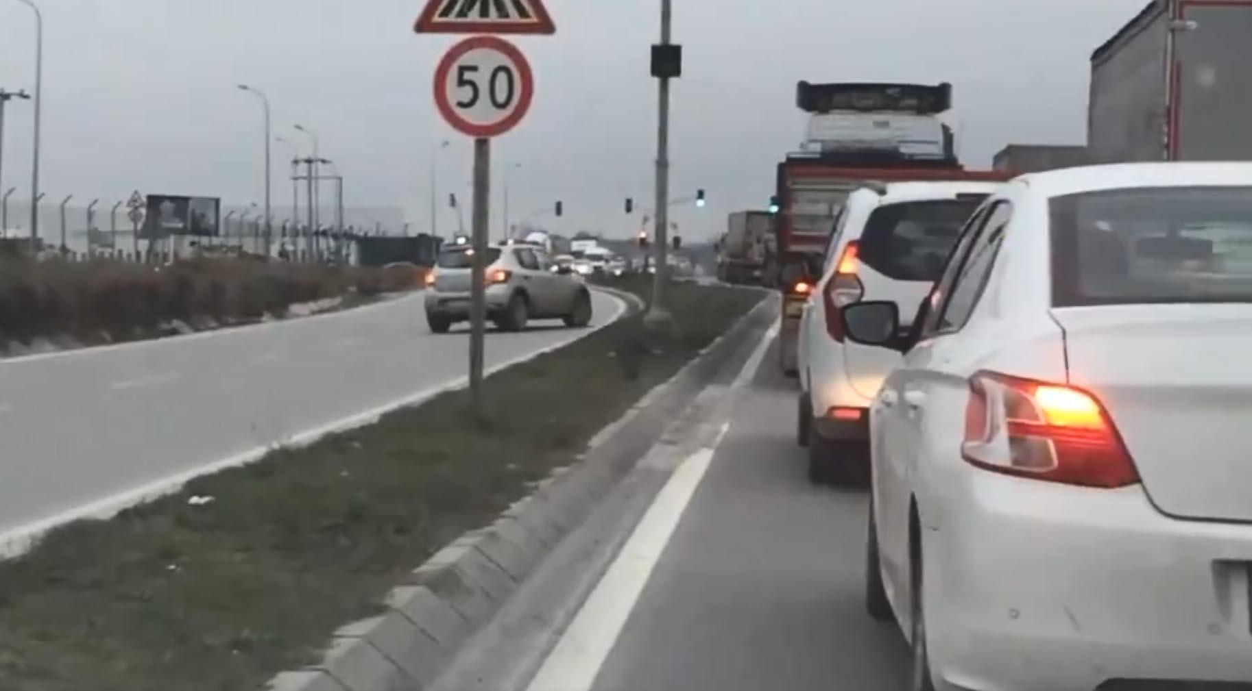 Gebze'de ışıklarda beklemek istemeyen sürücünün yarattığı tehlike