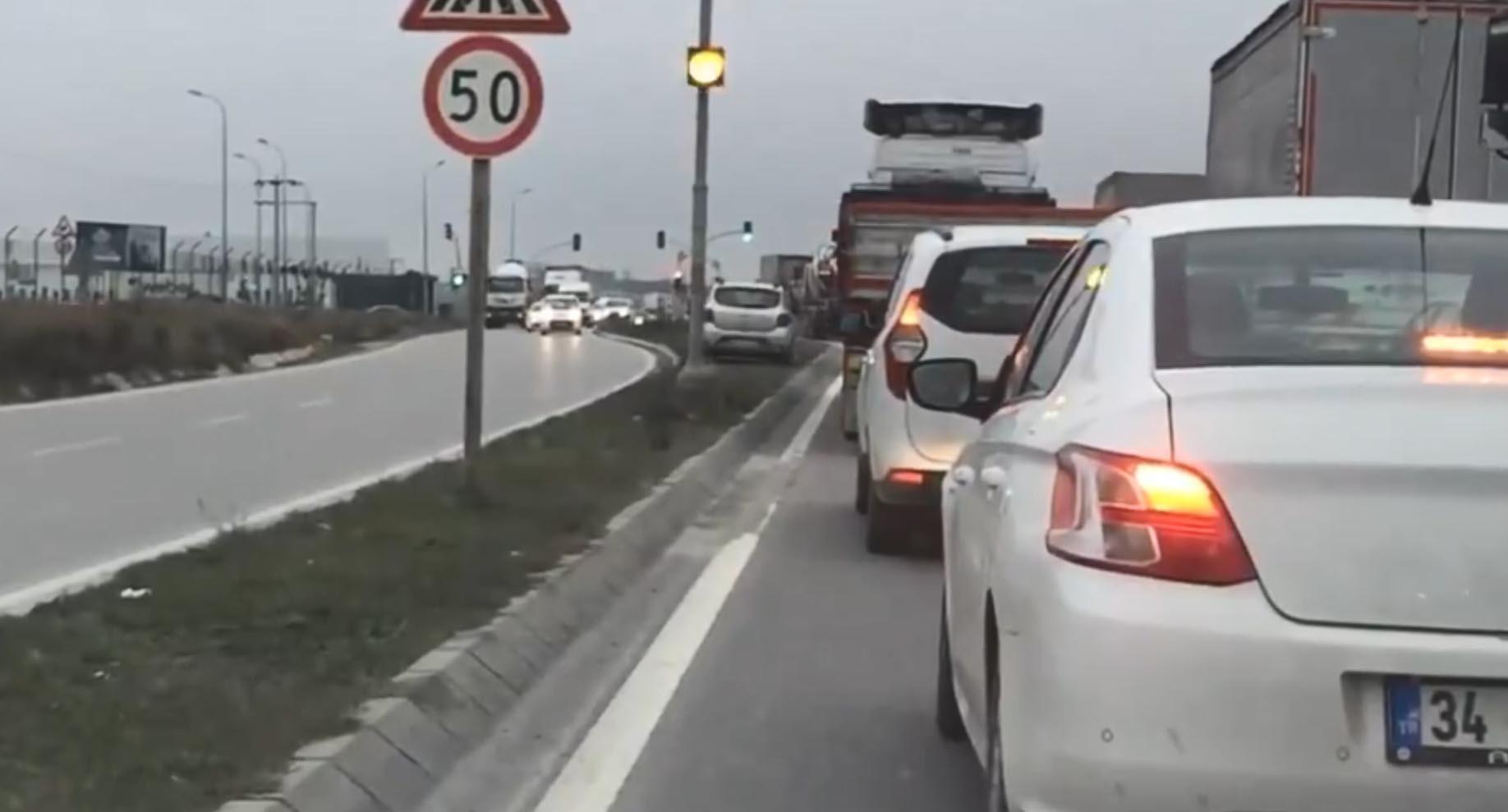 Gebze'de ışıklarda beklemek istemeyen sürücünün yarattığı tehlike