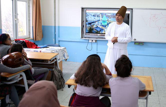 Fedakar öğretmen öğrencileri için kılıktan kılığa bürünüyor