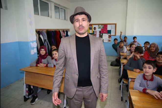 Fedakar öğretmen öğrencileri için kılıktan kılığa bürünüyor