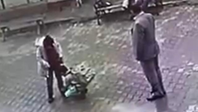 Engelli arkadaşının bağcıklarını bağladı ve herkesin takdirini kazandı!,