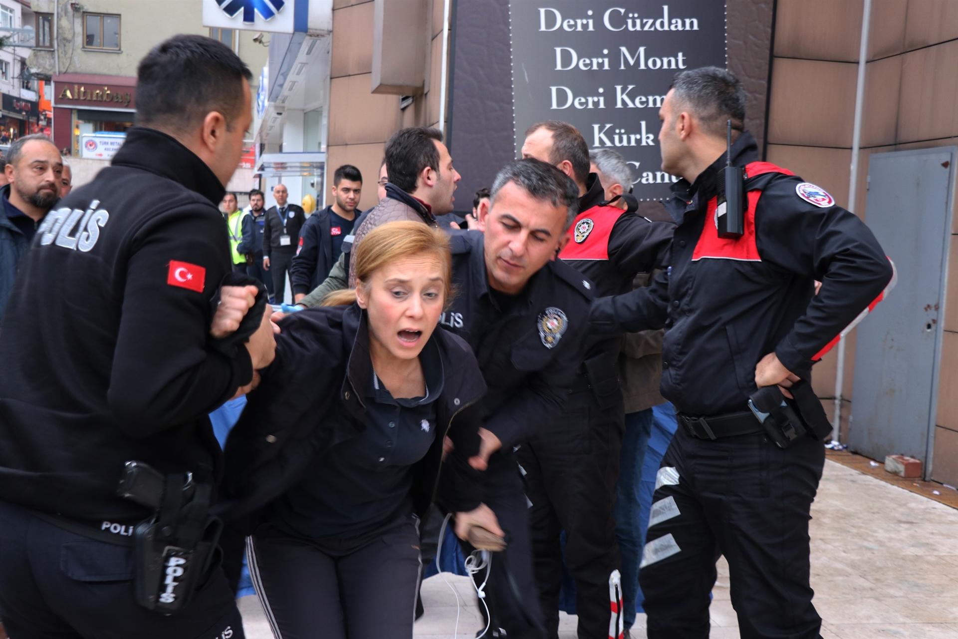 Liseli kız alışveriş merkezinde intihar etti