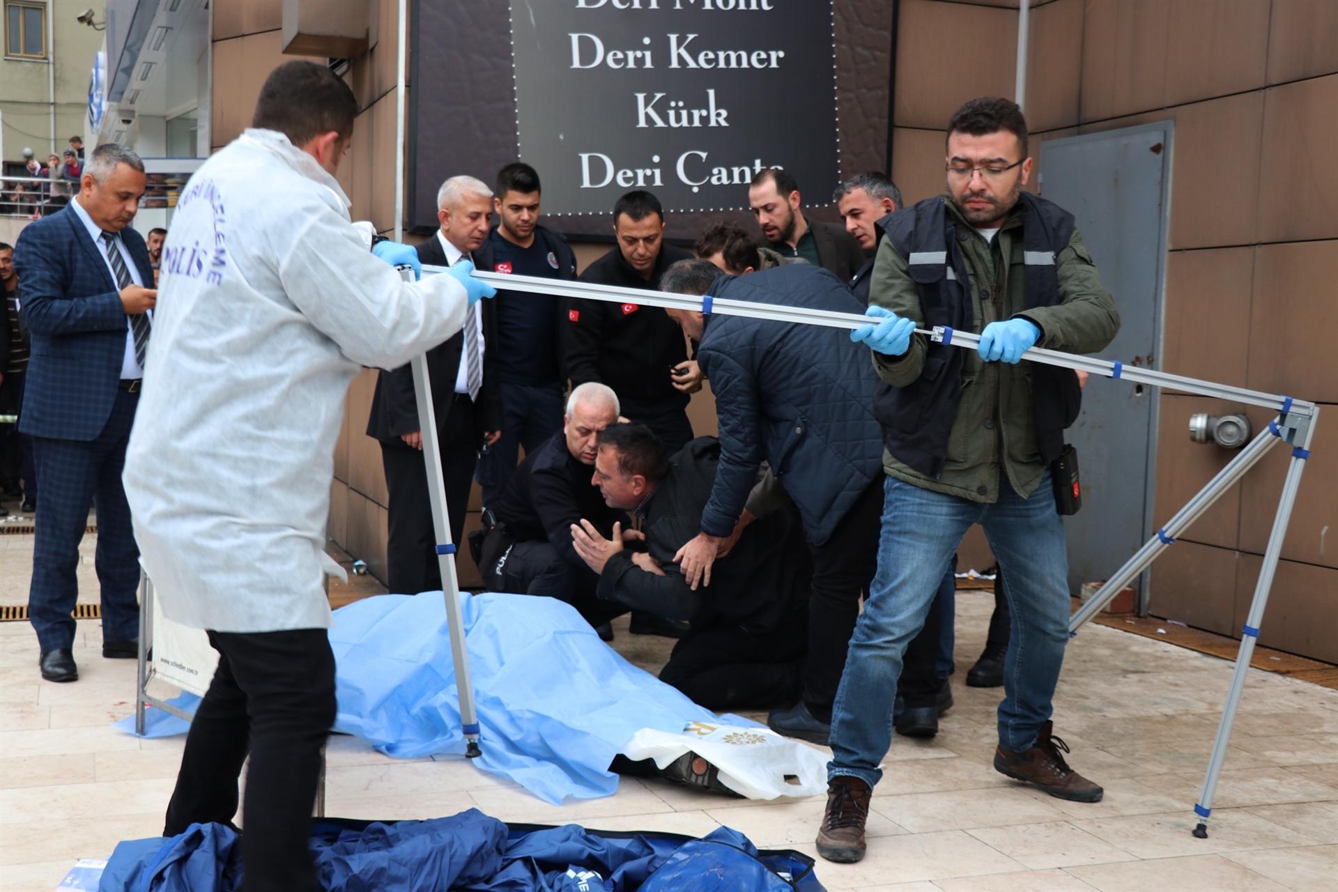 Liseli kız alışveriş merkezinde intihar etti