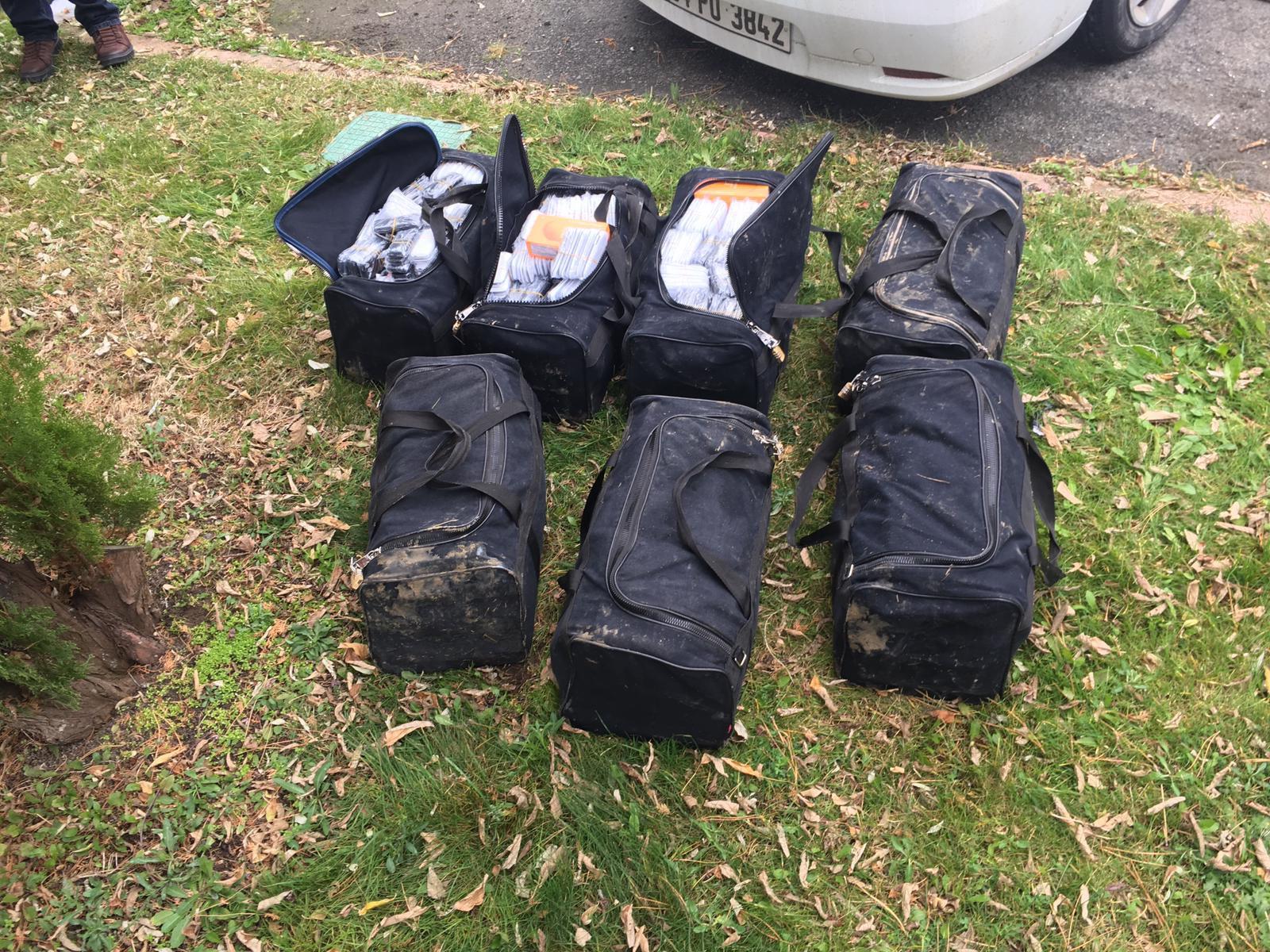 Tekirdağ'da bir araçtan tam 7 bavul dolusu kaçak telefon ele geçirildi