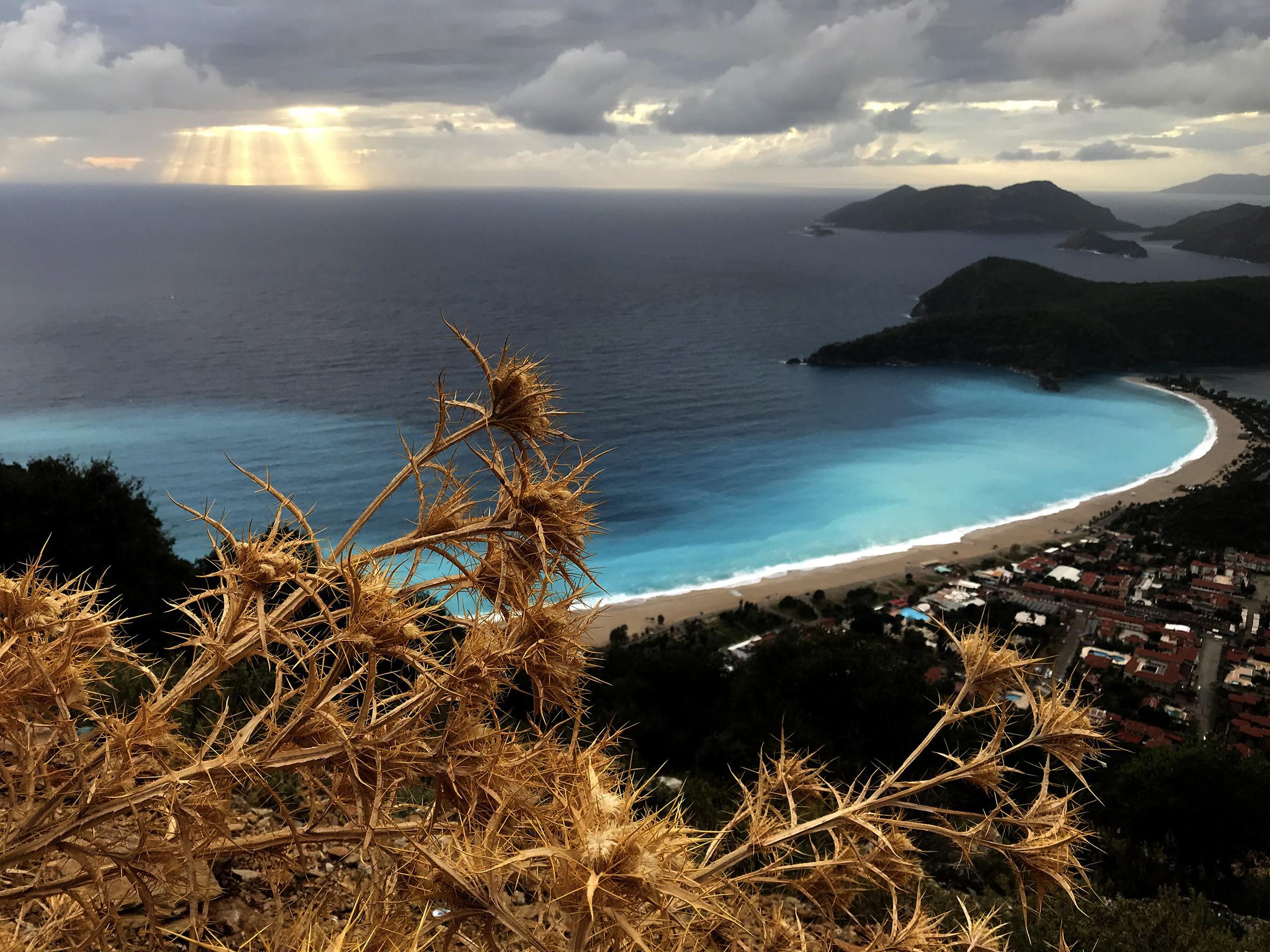Fethiye'de denizin rengi turkuaza büründü