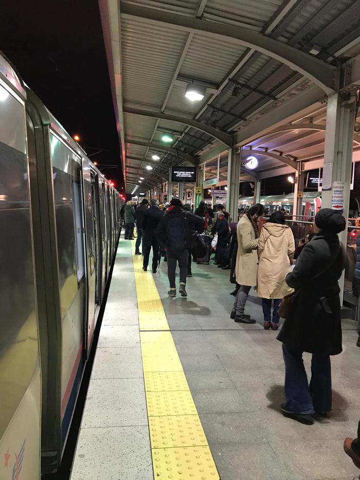 Marmaray'da teknik arıza! Seferler durdu!