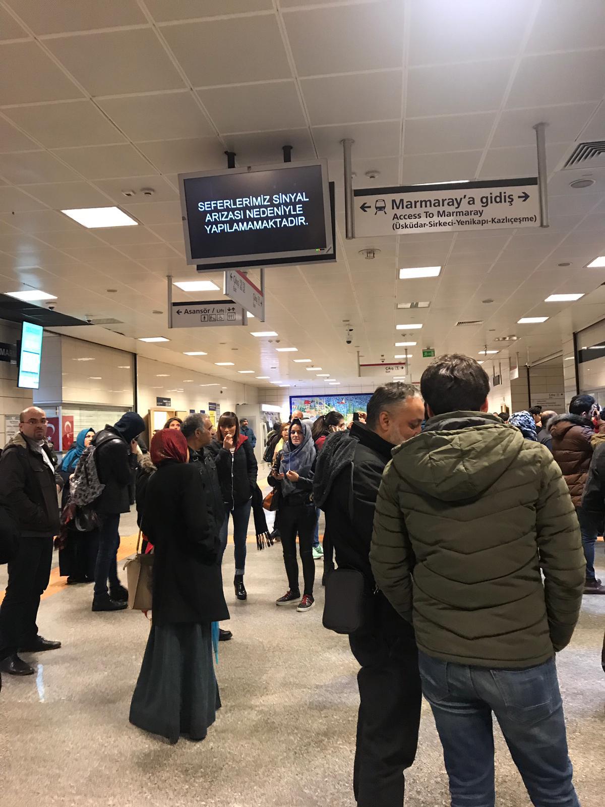 Marmaray'da teknik arıza! Seferler durdu!
