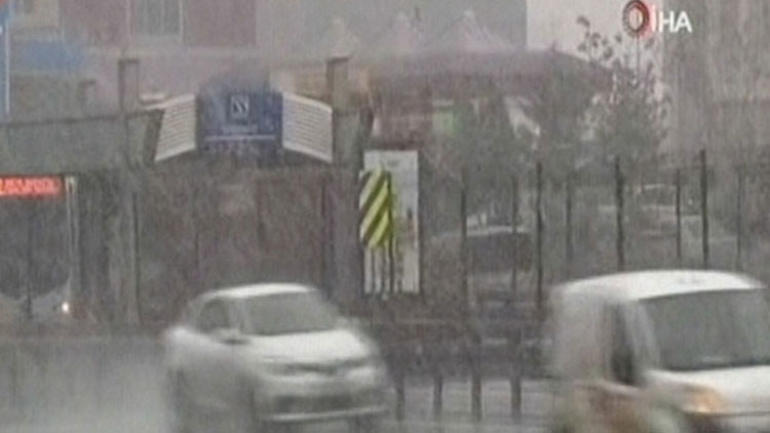 İstanbul'da kar yağışı başladı! Meteoroloji'den üst üste uyarılar!