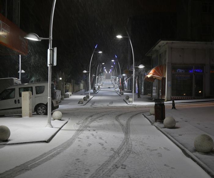 Kar yağışı başladı! Hangi illerde okullar tatil edildi?