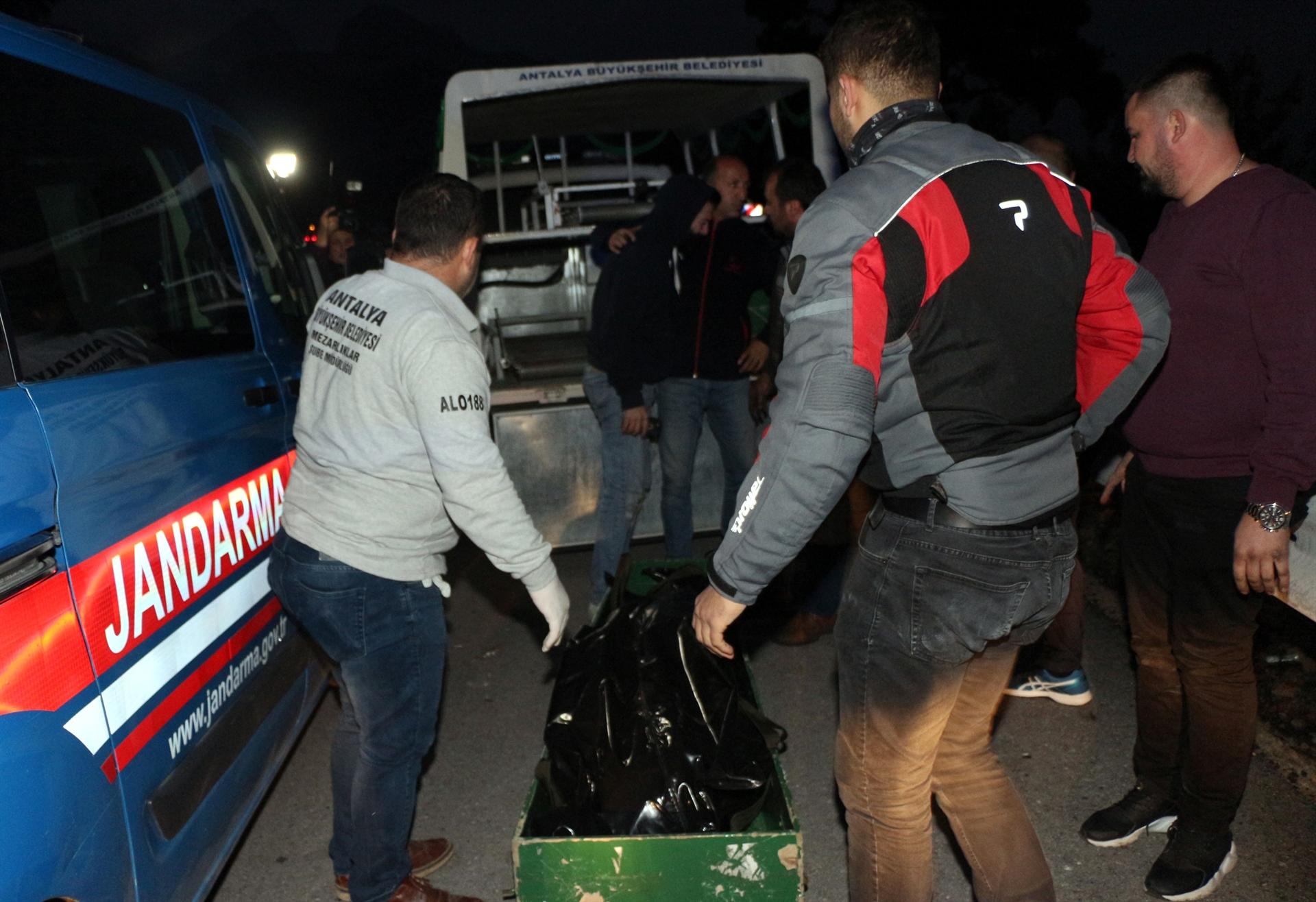 Antalya'da motosikletten devrilen genç feci şekilde can verdi