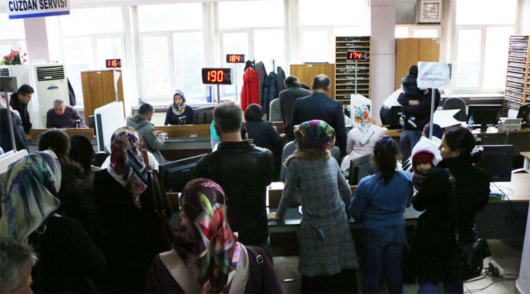 Ceza ödeme söylentisini duyan Nüfus Müdürlüğü'ne akın etti