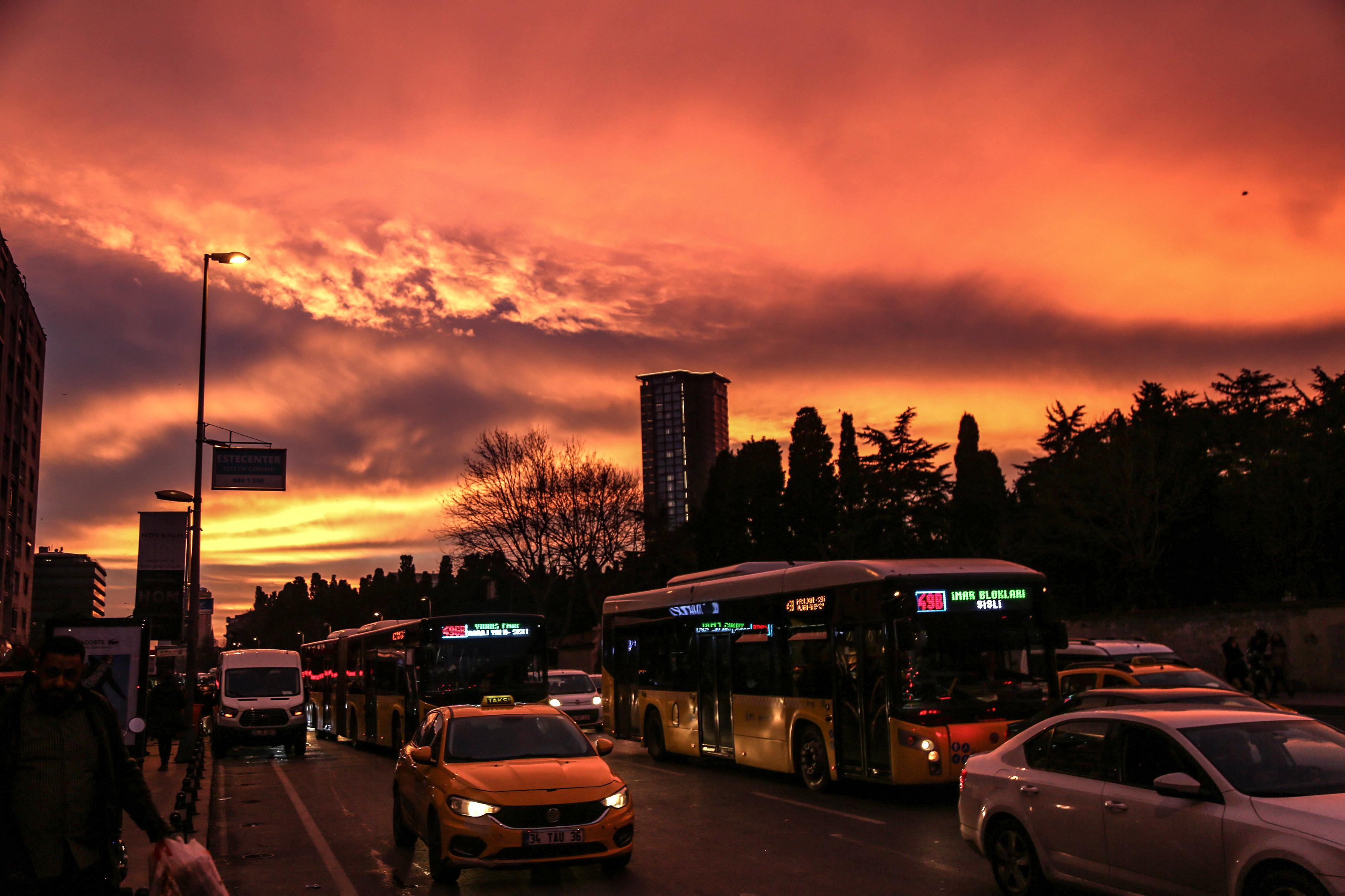 İstanbul'dan kızıl gökyüzü manzaraları