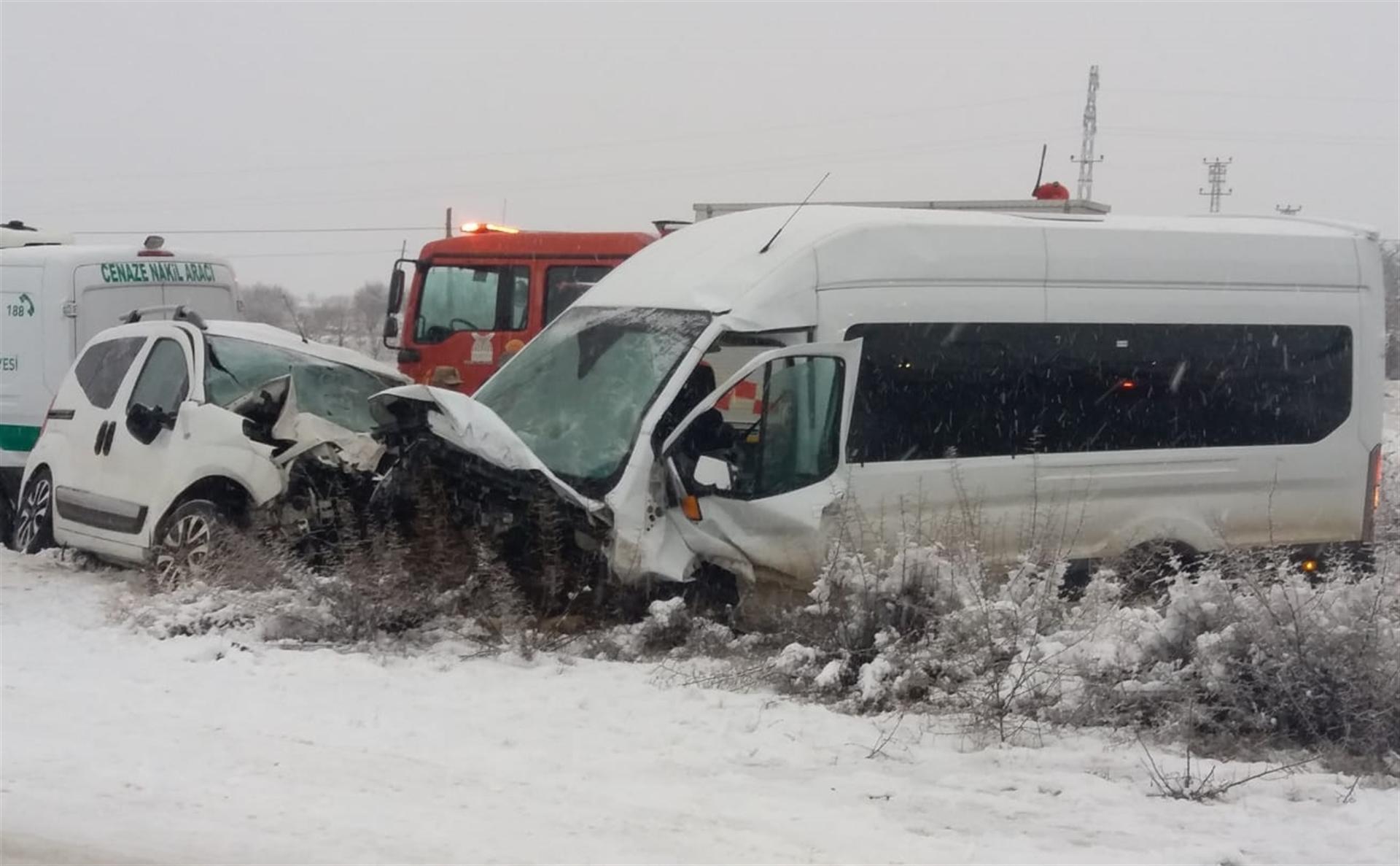 Mardin'de iki araç çarpıştı! Çok sayıda ölü ve yaralı var