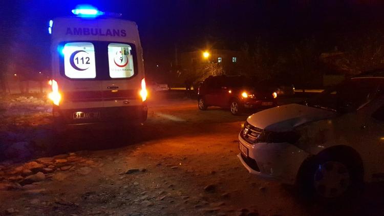 Telefonla konuşarak karşıya geçerken araba çarptı