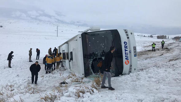 Sivas'ta yolcu otobüsü devrildi! Çok sayıda yaralı var