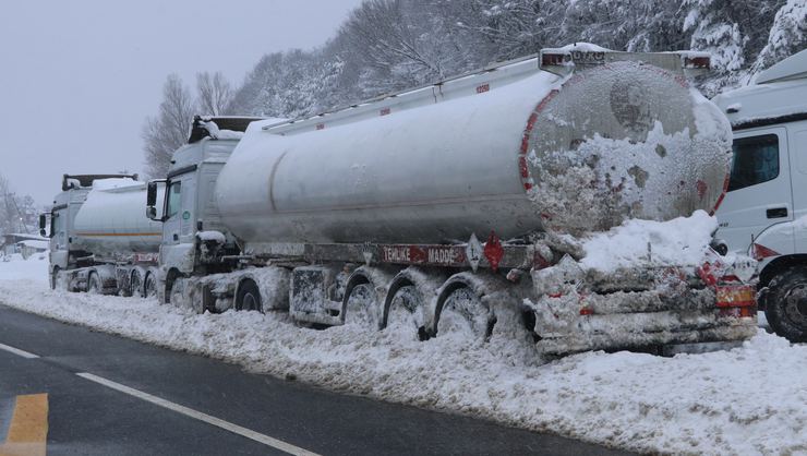 Bolu Dağı 15 saattir araçların geçişine kapatıldı!
