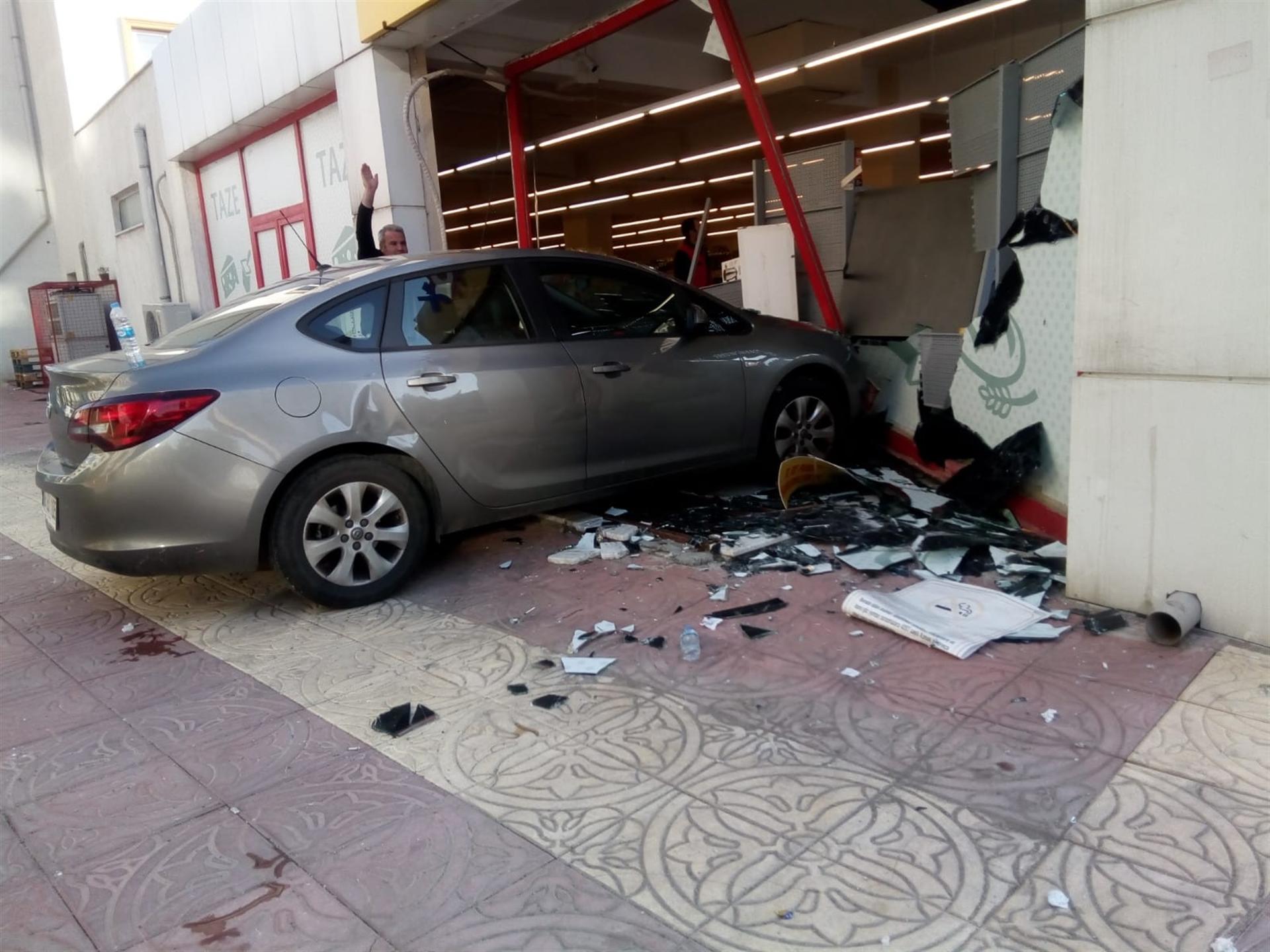 Kahramanmaraş'ta vitesleri karıştıran kadın markete girdi