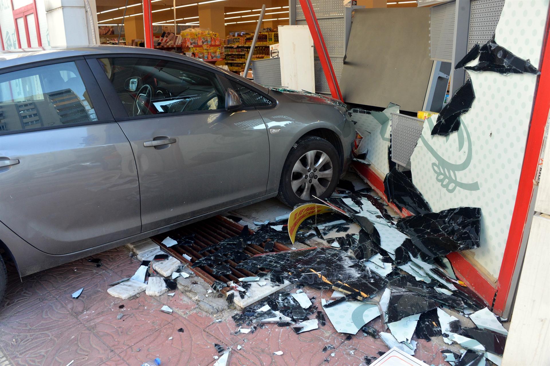 Kahramanmaraş'ta vitesleri karıştıran kadın markete girdi