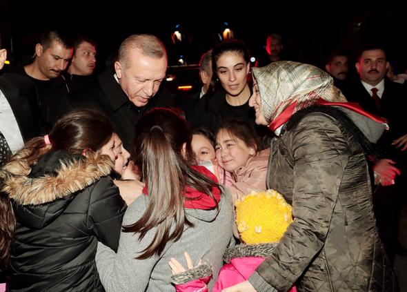 Başkan Erdoğan Ordu'da konvoyu durdurdu ve çocuklara oyuncak dağıttı