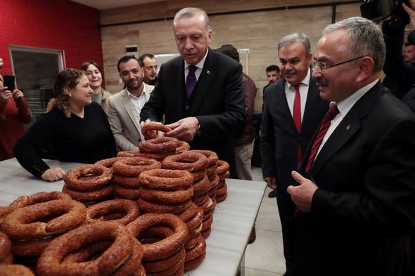 Başkan Erdoğan Ordu'da konvoyu durdurdu ve çocuklara oyuncak dağıttı