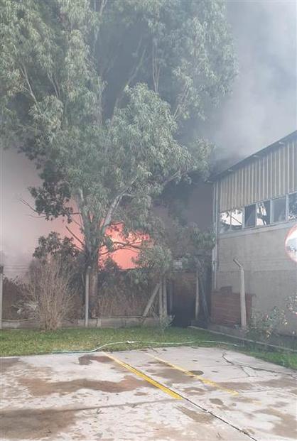 İzmir Çiğli'de alevler yükseldi! Korkutan yangın henüz söndürülemedi!