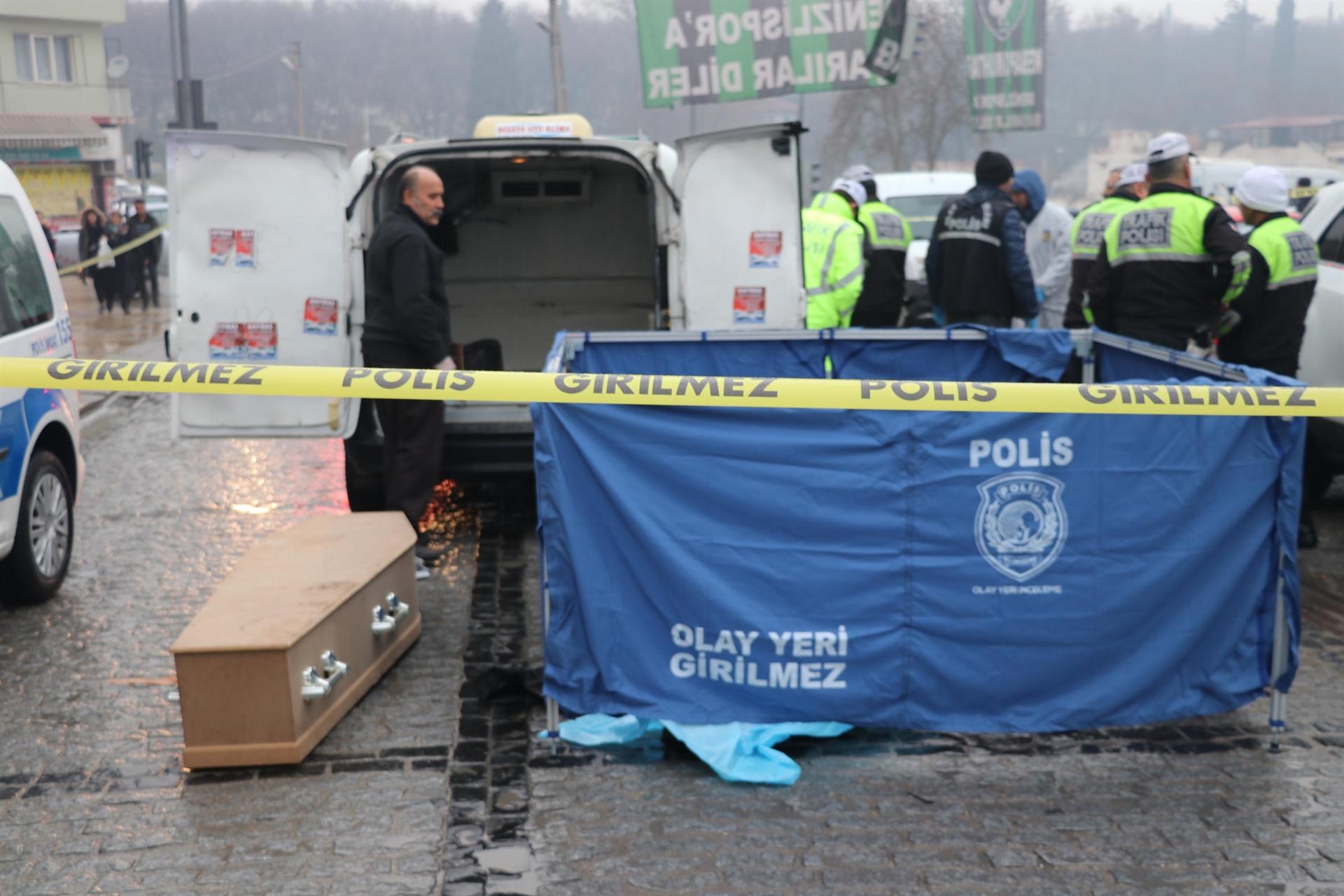 Okul harçlığı çıkarmak için işe giderken minibüsün altında kaldı