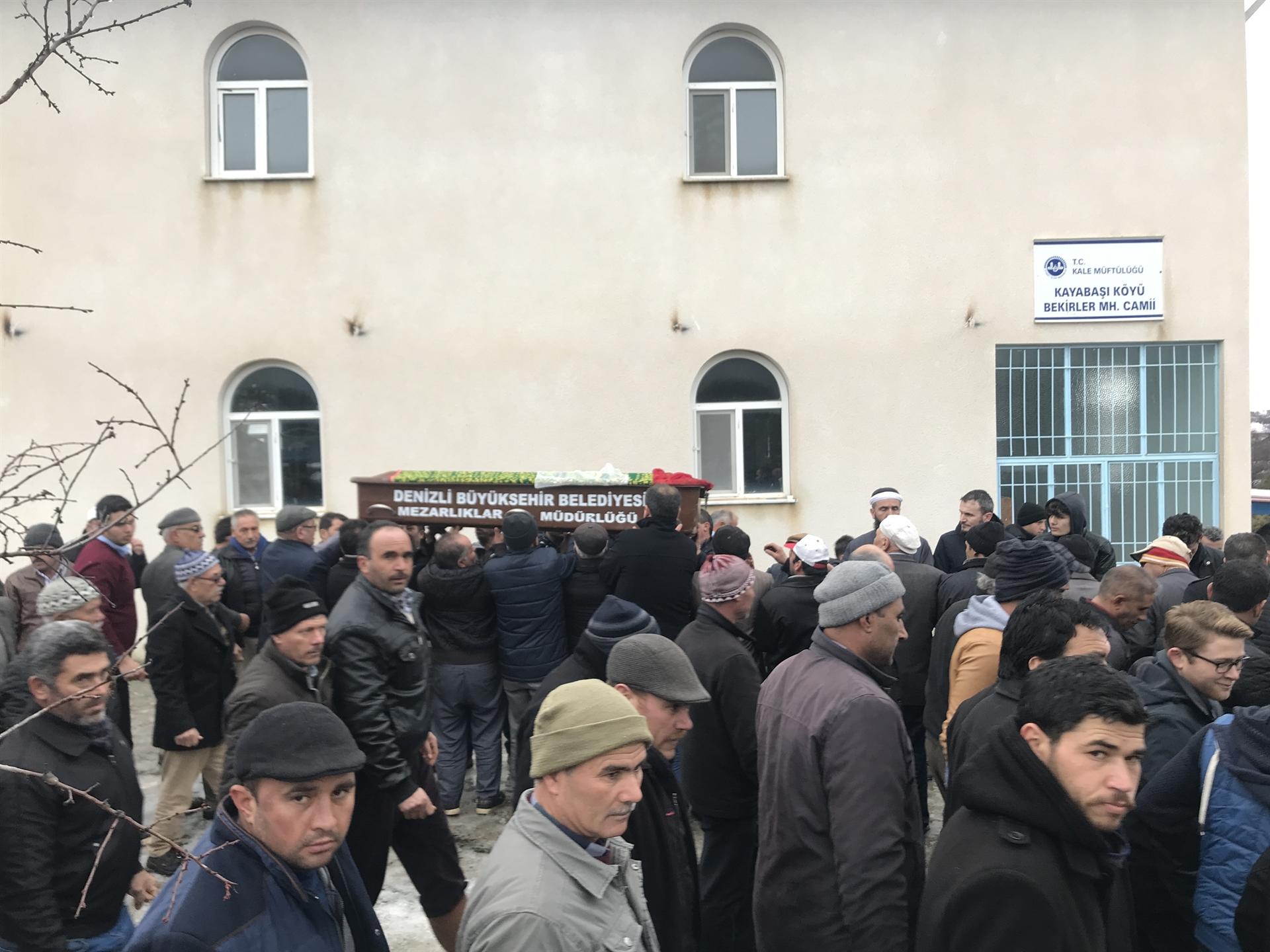 Okul harçlığı çıkarmak için işe giderken minibüsün altında kaldı