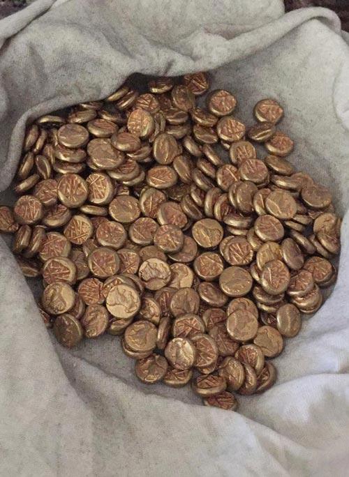 Klozetin su haznesinden 230 adet sikke ve biblo çıktı