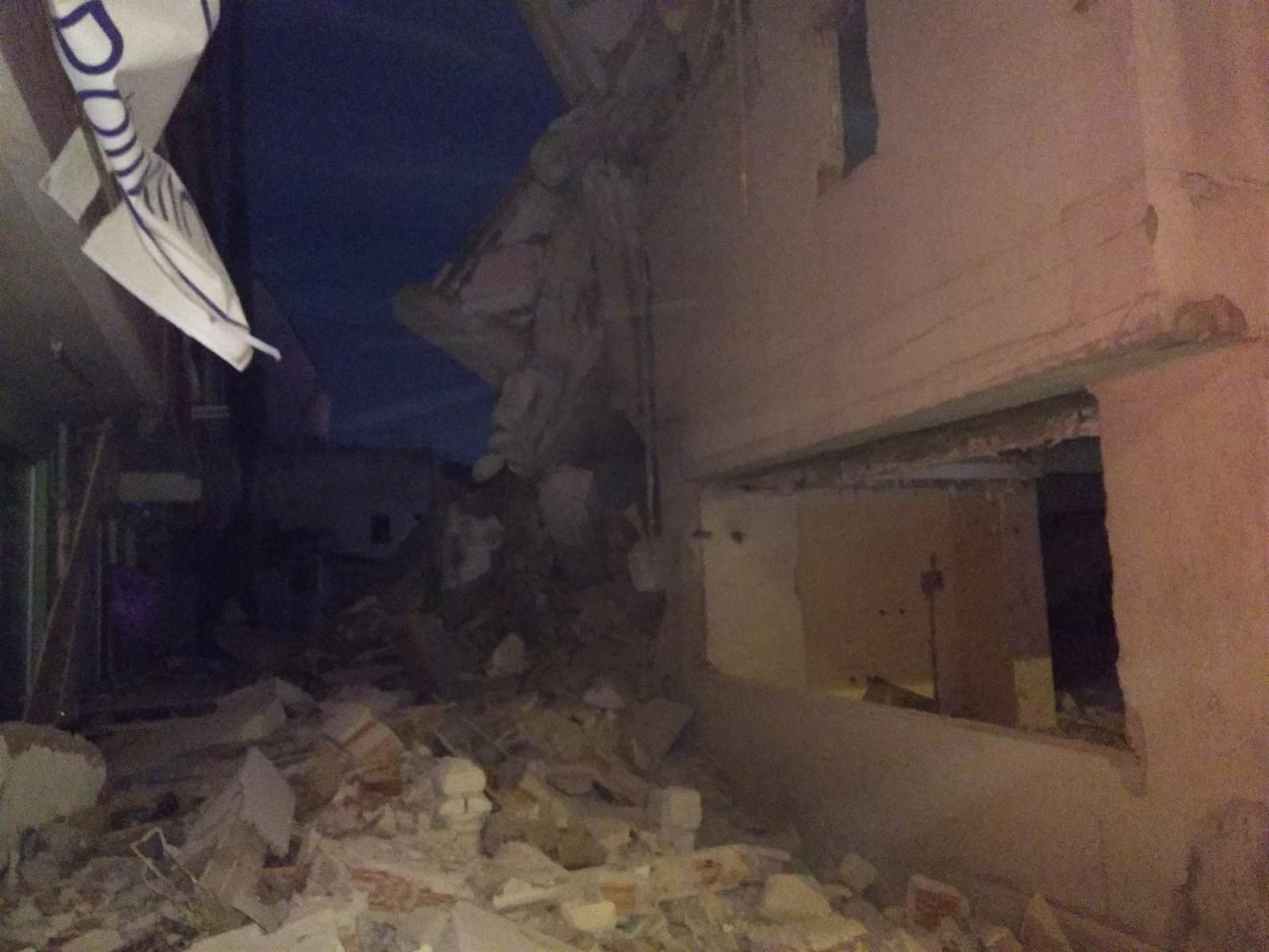 Denizli'de bina yıkım çalışmasında ortalık savaş alanına döndü