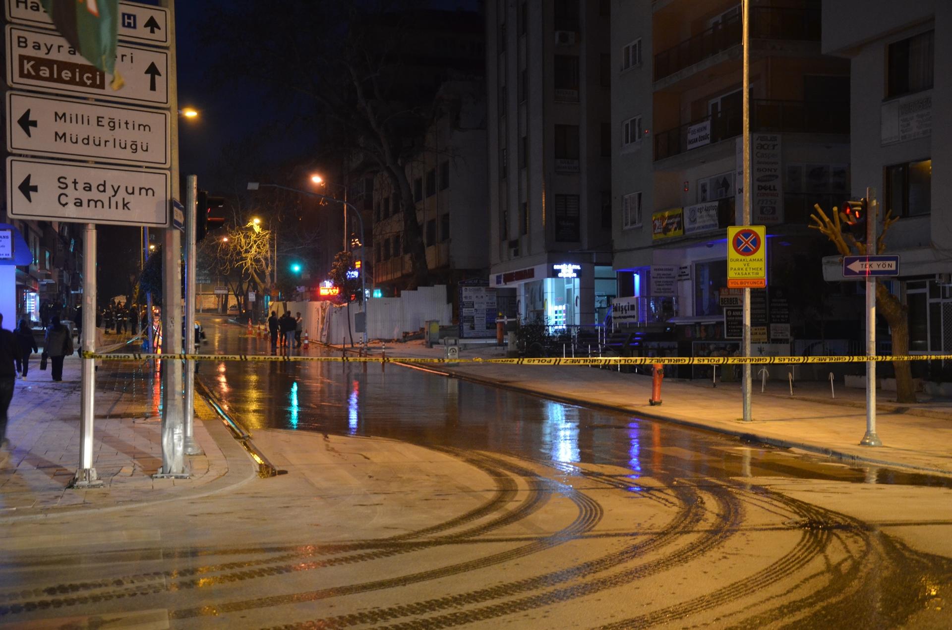 Denizli'de bina yıkım çalışmasında ortalık savaş alanına döndü