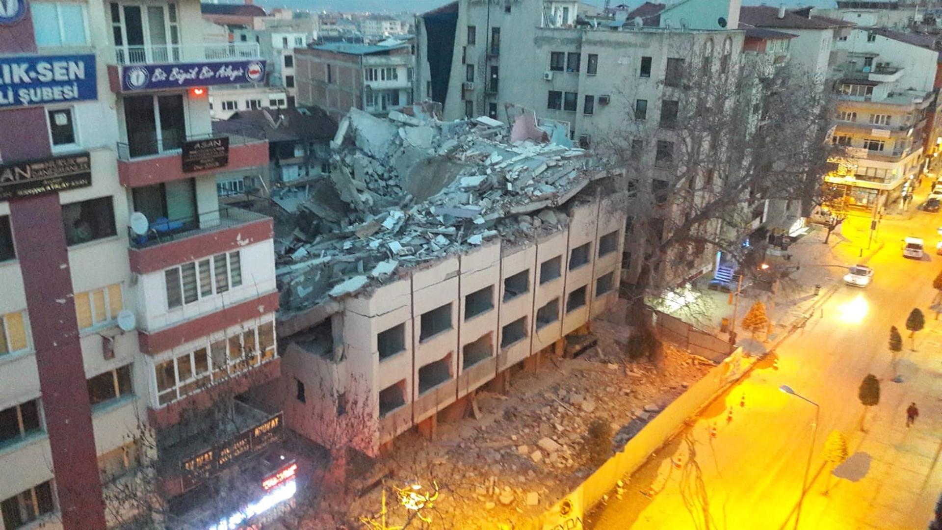 Denizli'de bina yıkım çalışmasında ortalık savaş alanına döndü