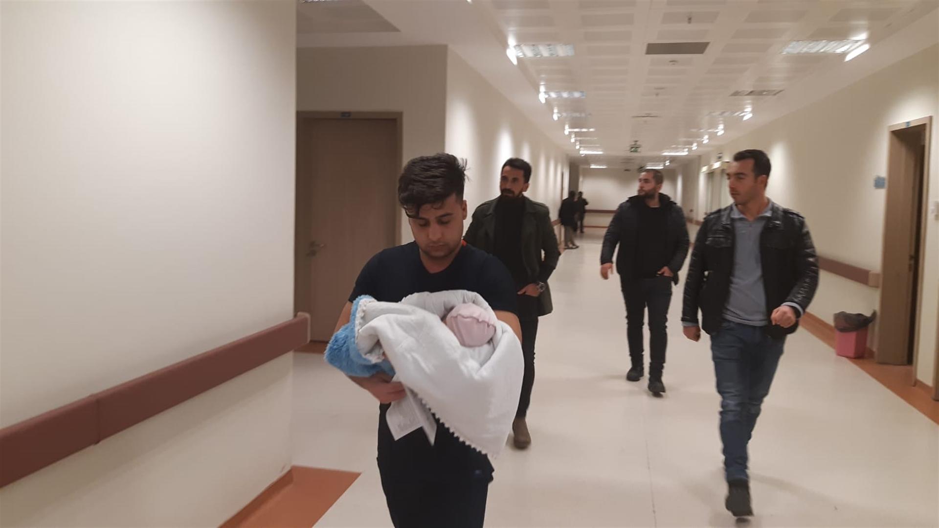 Metruk binanın bahçesinde erkek bebek bulundu