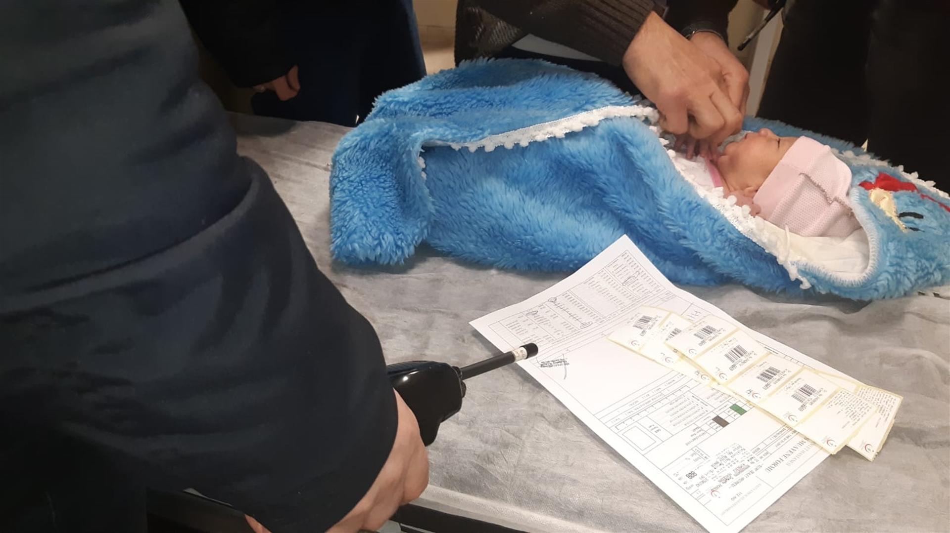 Metruk binanın bahçesinde erkek bebek bulundu