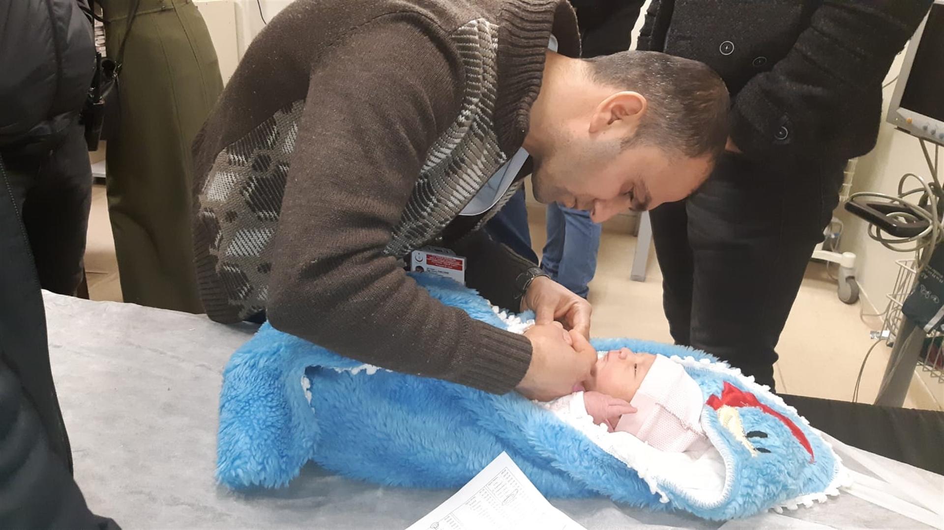 Metruk binanın bahçesinde erkek bebek bulundu