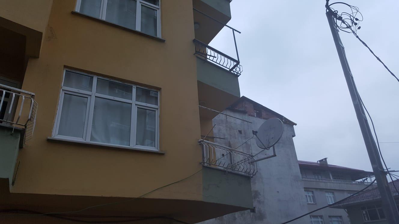 Bu sefer de Rize'deki bir apartmanda çökme tehlikesi... 8 katlı bina boşaltıldı