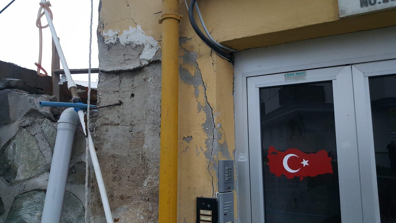 Bu sefer de Rize'deki bir apartmanda çökme tehlikesi... 8 katlı bina boşaltıldı