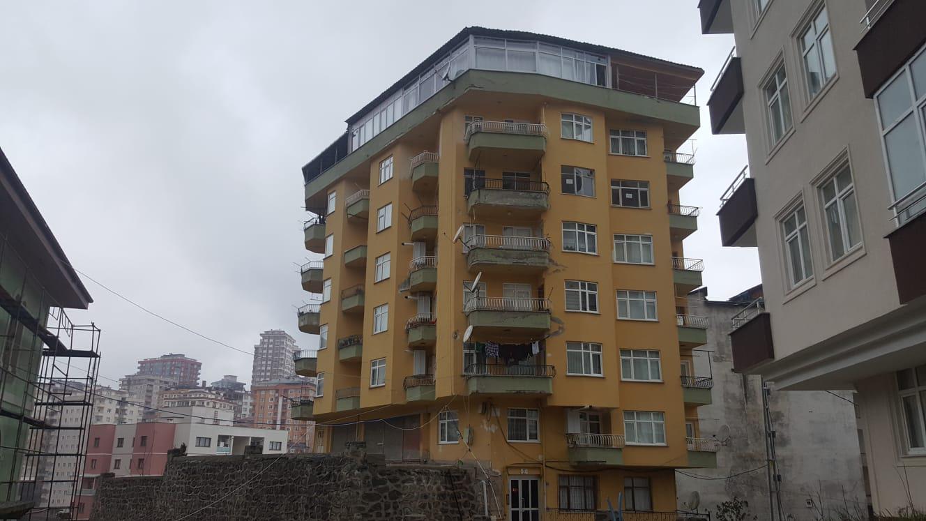 Bu sefer de Rize'deki bir apartmanda çökme tehlikesi... 8 katlı bina boşaltıldı