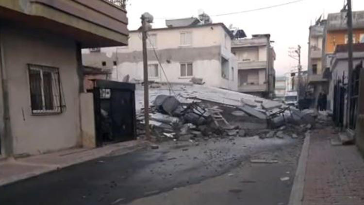 Mersin'de 5 katlı bina çöktü!