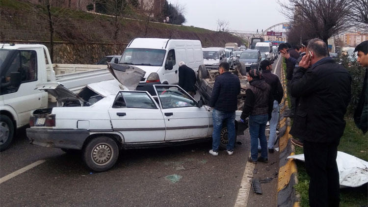 Park halindeki araç 7 metreden aracın üzerine uçtu: 1 yaralı