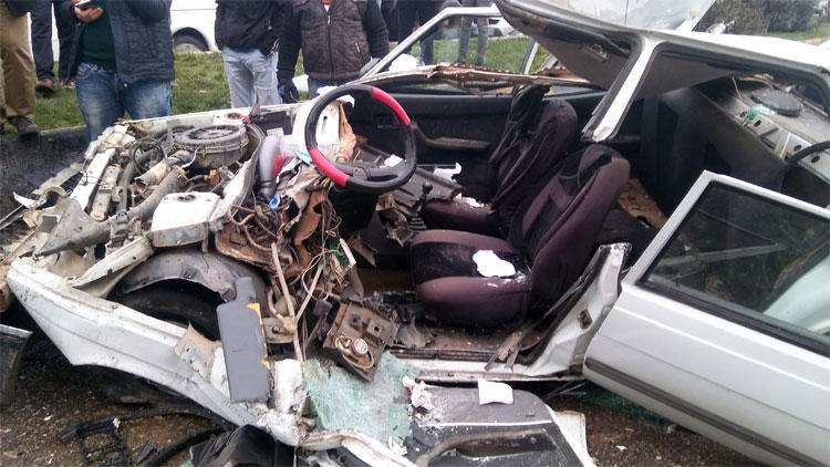 Park halindeki araç 7 metreden aracın üzerine uçtu: 1 yaralı