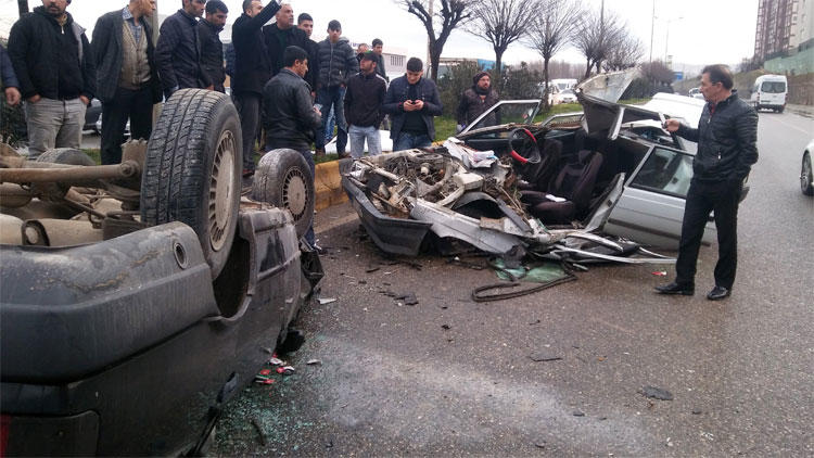 Park halindeki araç 7 metreden aracın üzerine uçtu: 1 yaralı