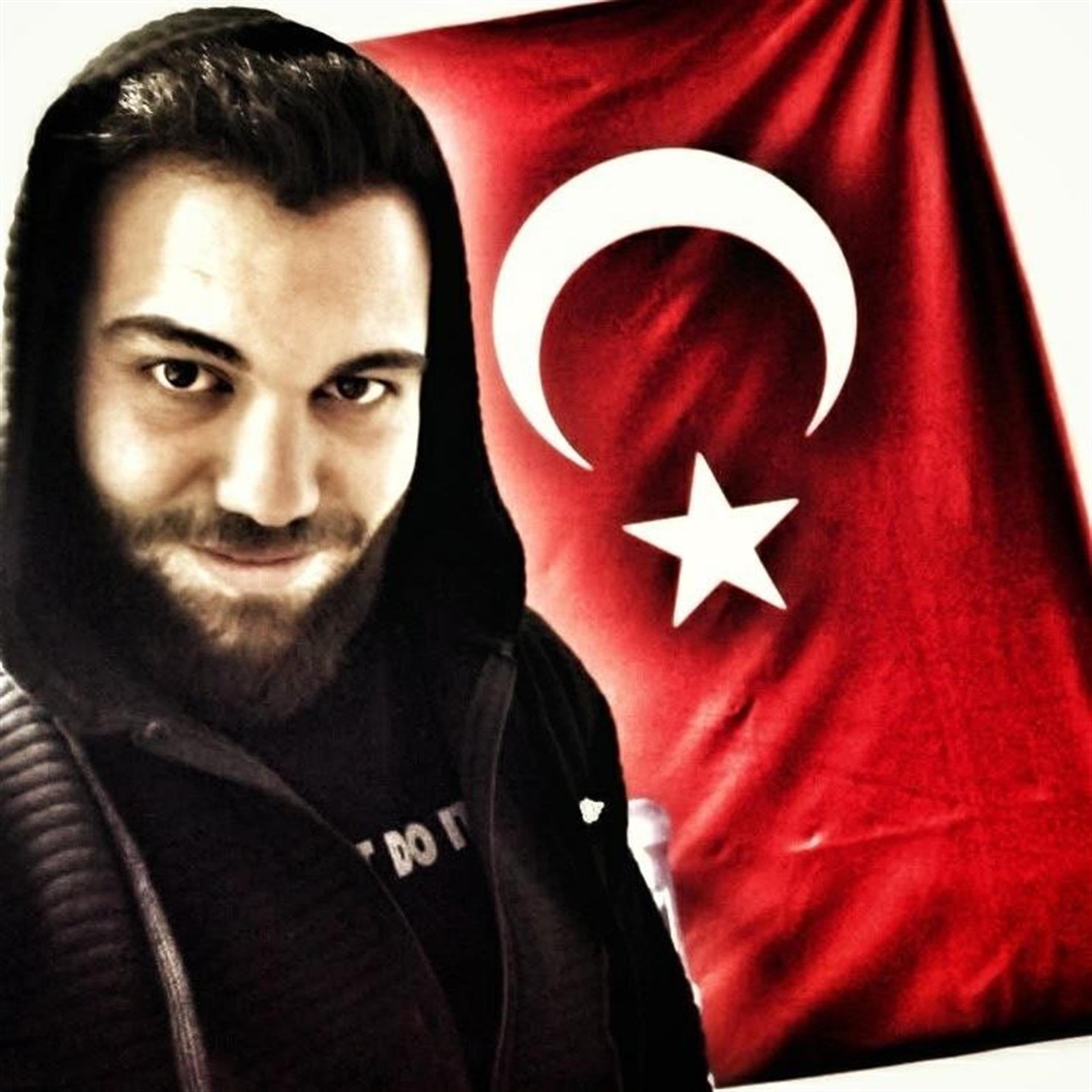 Muğla'da kontrolden çıkan araç tabelaya çarptı