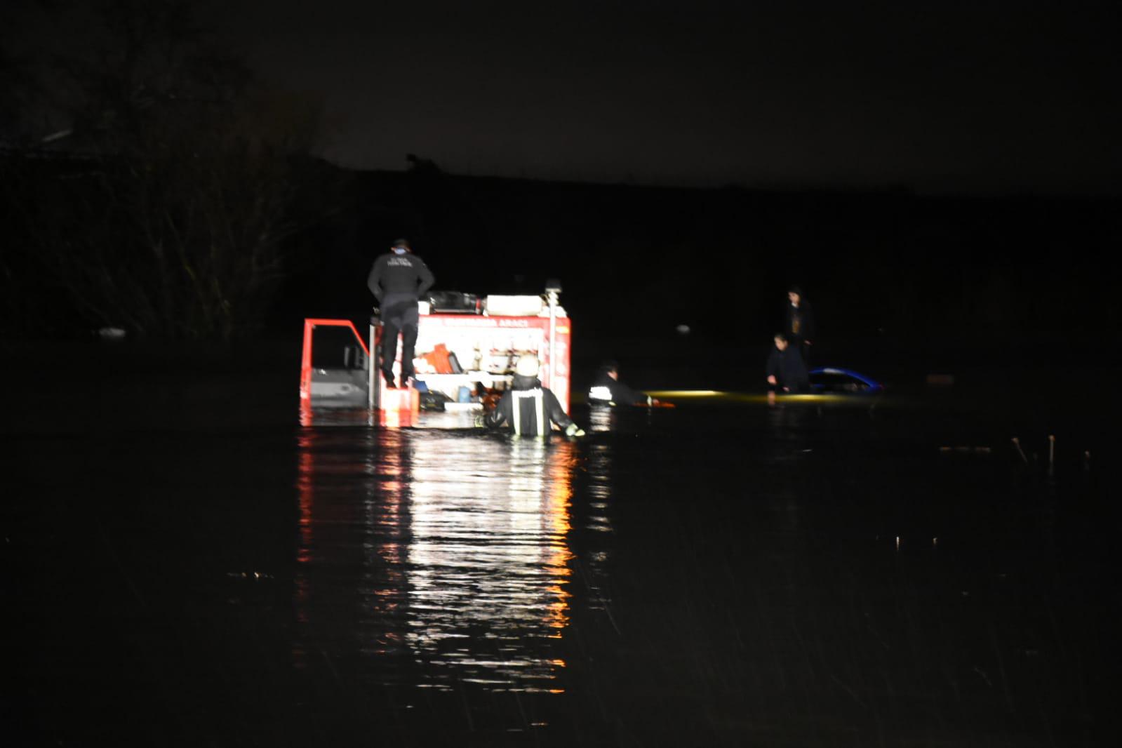 Bursa'da can pazarı! Otomobil baraja uçtu