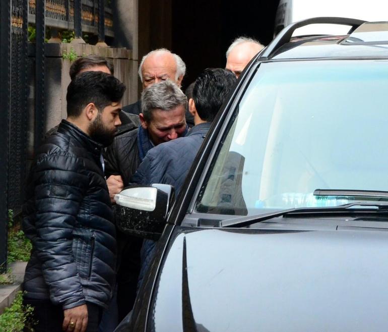 Demet Akbağ'ın zor anları... Zafer Çika'nın naaşı yakınlarına teslim edildi