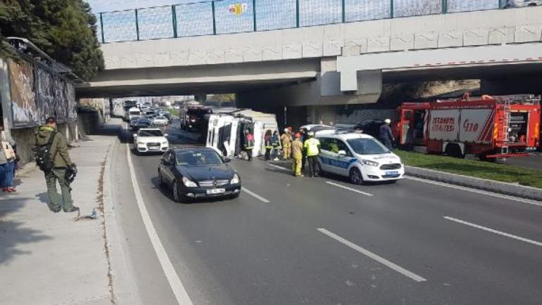 Bakırköy'de üst geçide çarpan TIR devrildi