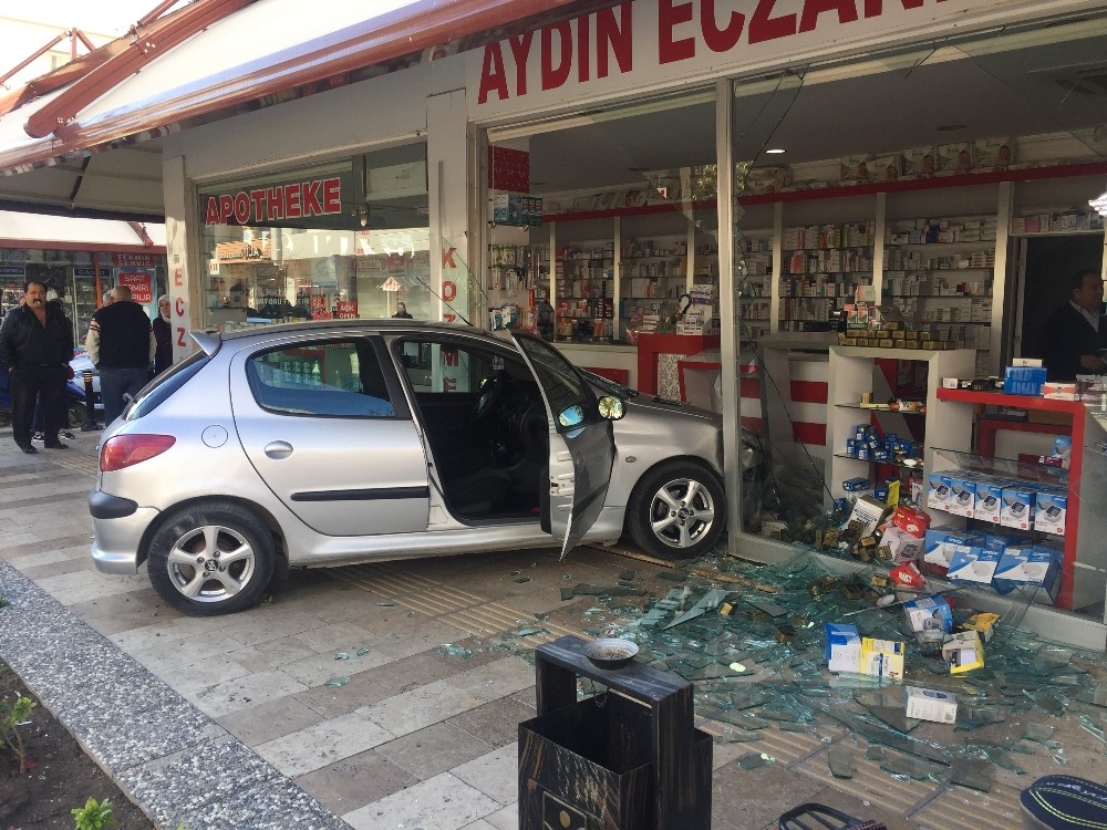 Bu eczaneye her yıl bir araç giriyor